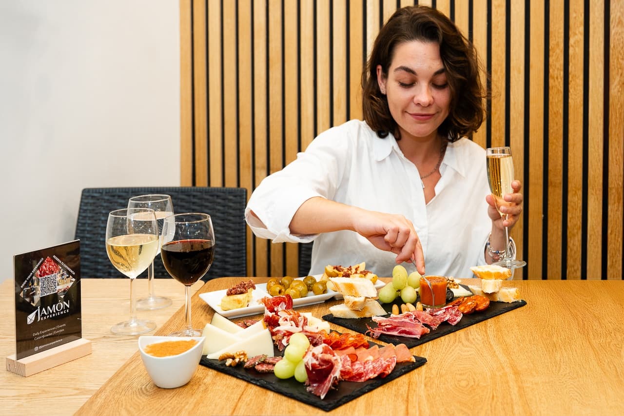 Sagrada Família Jamón Tasting: Menú Gourmet of Jamón, Cheese & Wine