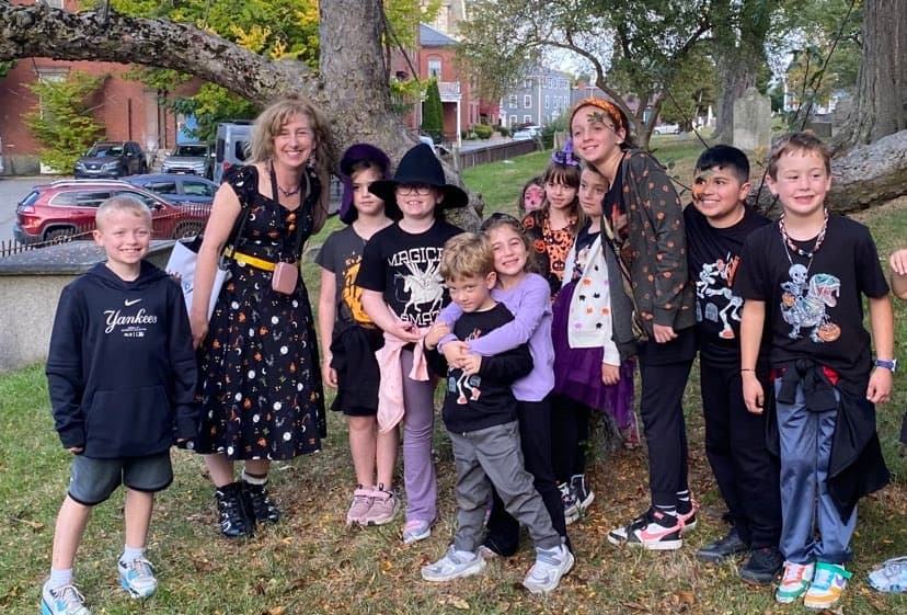 Children on outdoor Salem walking tour under trees