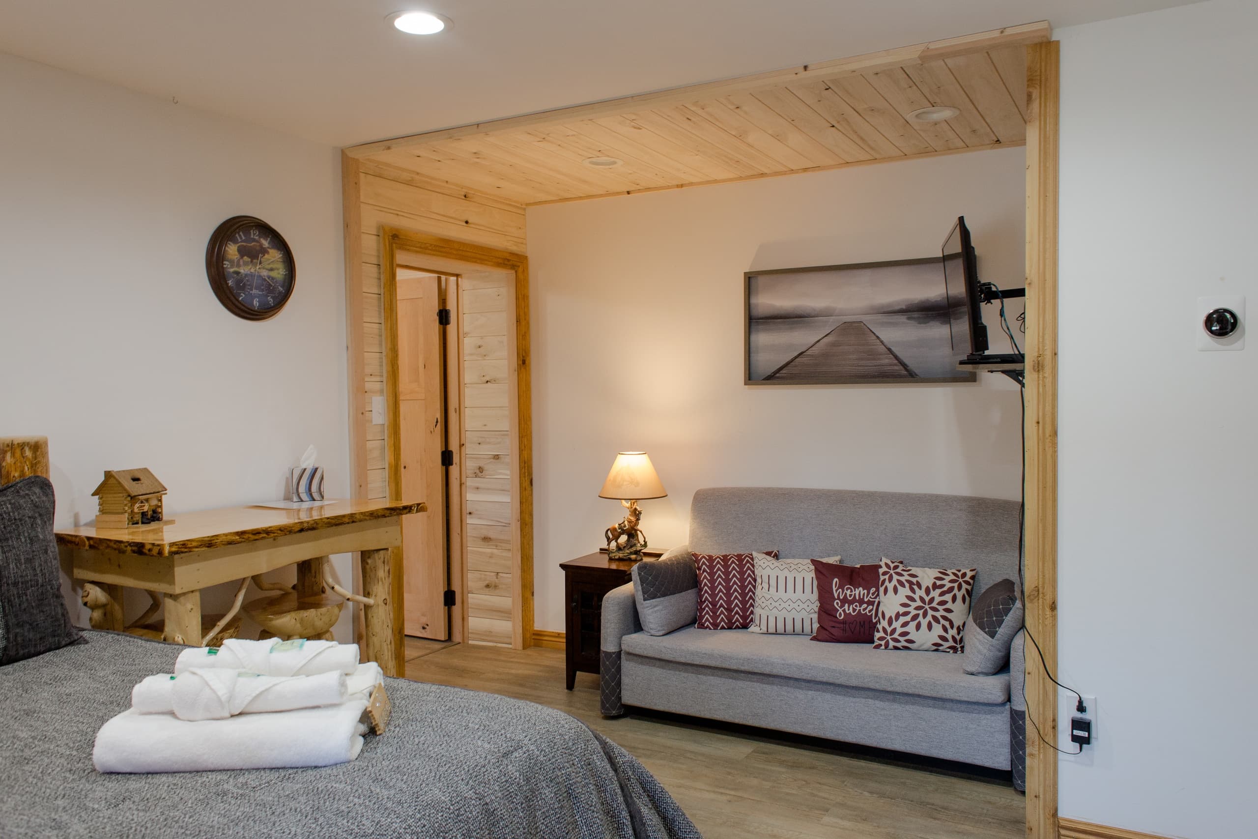 Rustic Comfort at Alaska Knotty Pine’s Caribou Suite