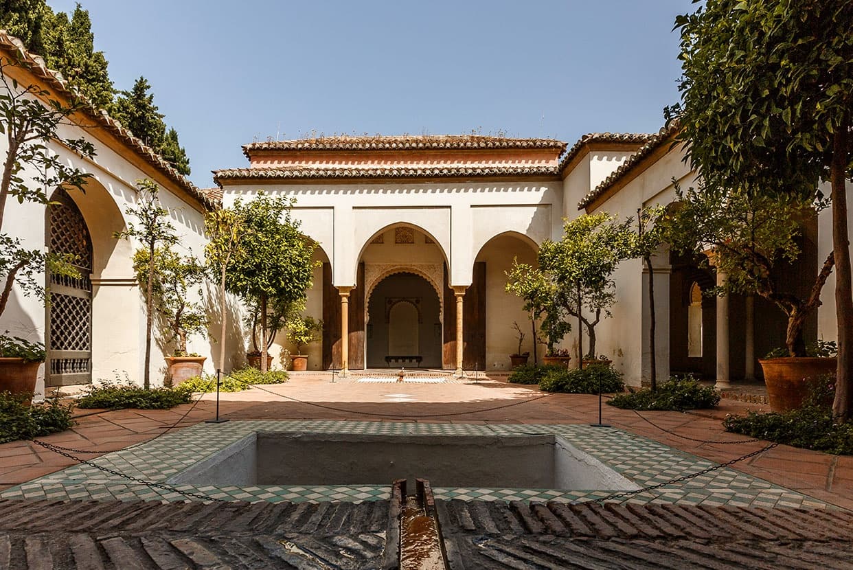 Historical Walking Tour of Alcazaba in Malaga