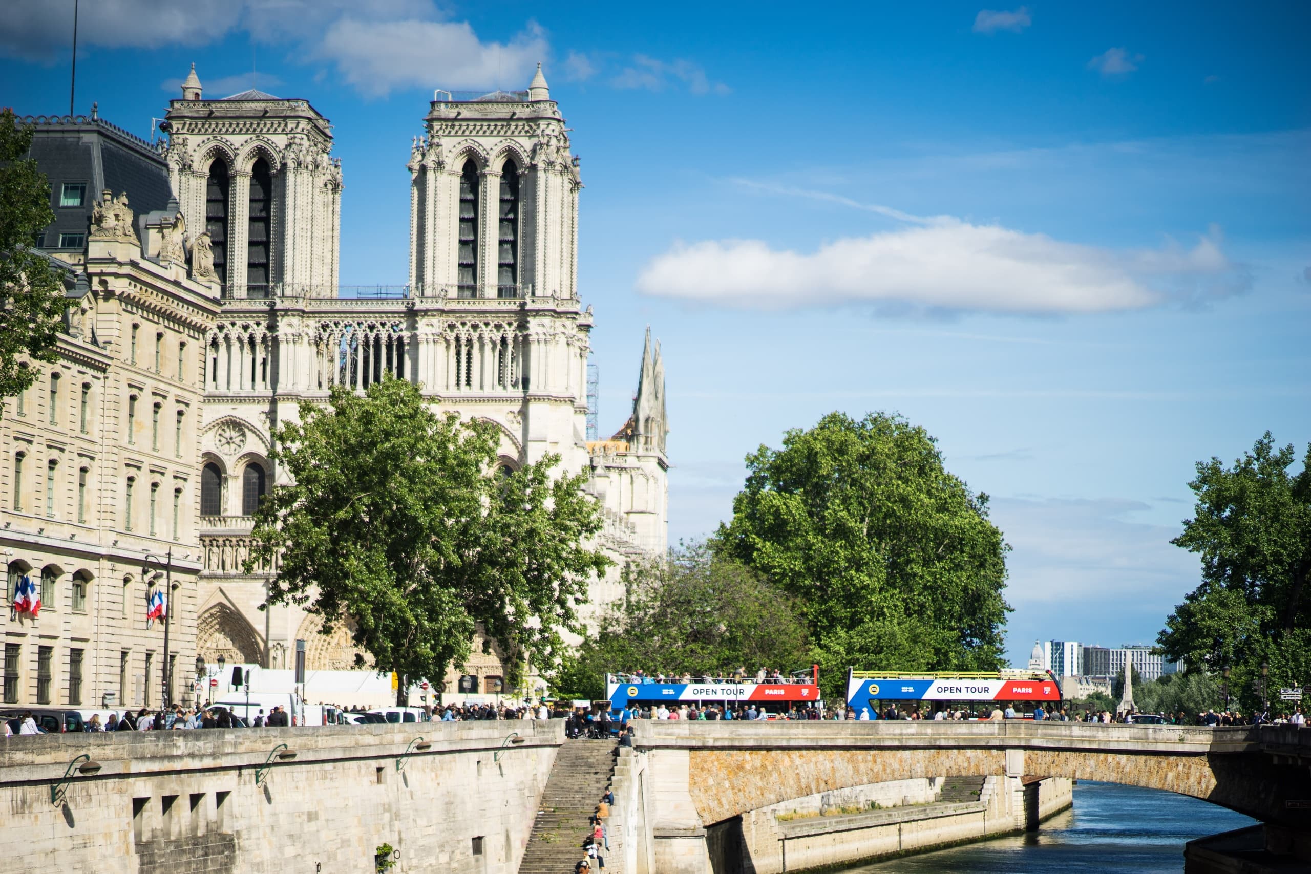Seine Islands Small Group Tour with HelpTourists Paris