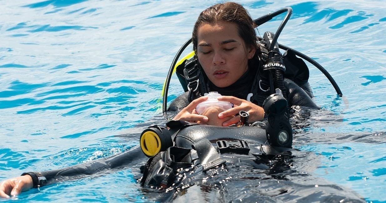 PADI Rescue Diver Course in Mazzarò by Nike Diving