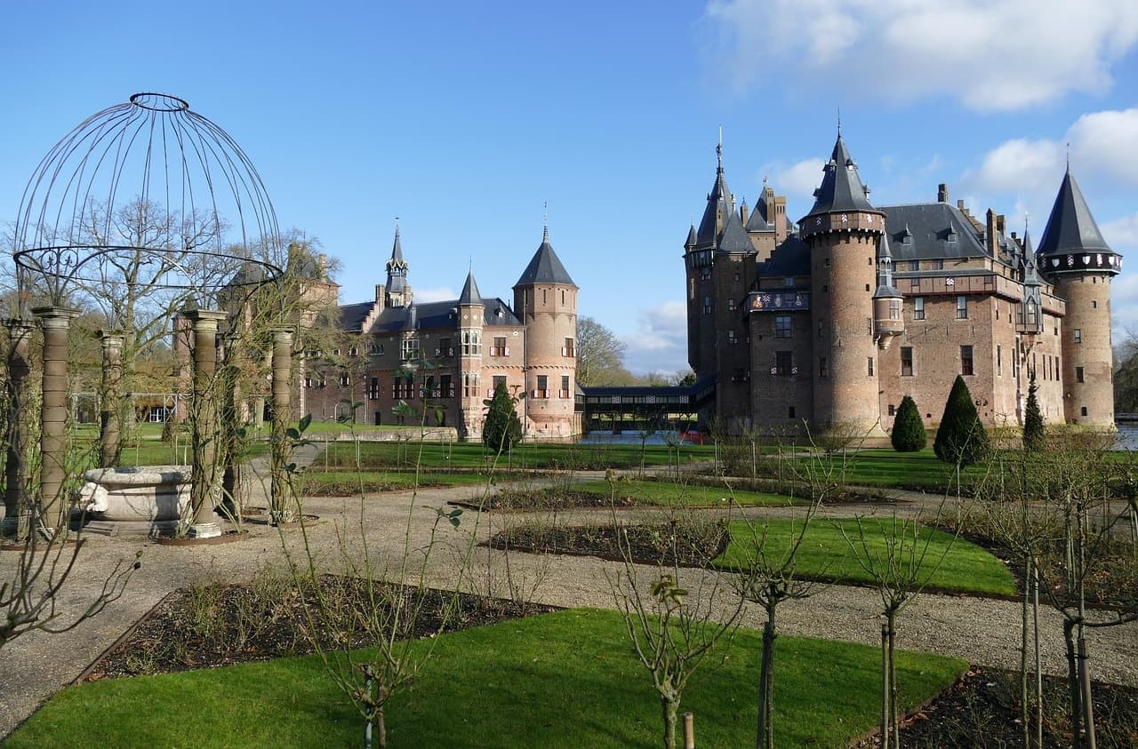 Private Muiderslot, Naarden & De Haar Tour: Castles, Canals & Tulips from Amsterdam photo 1