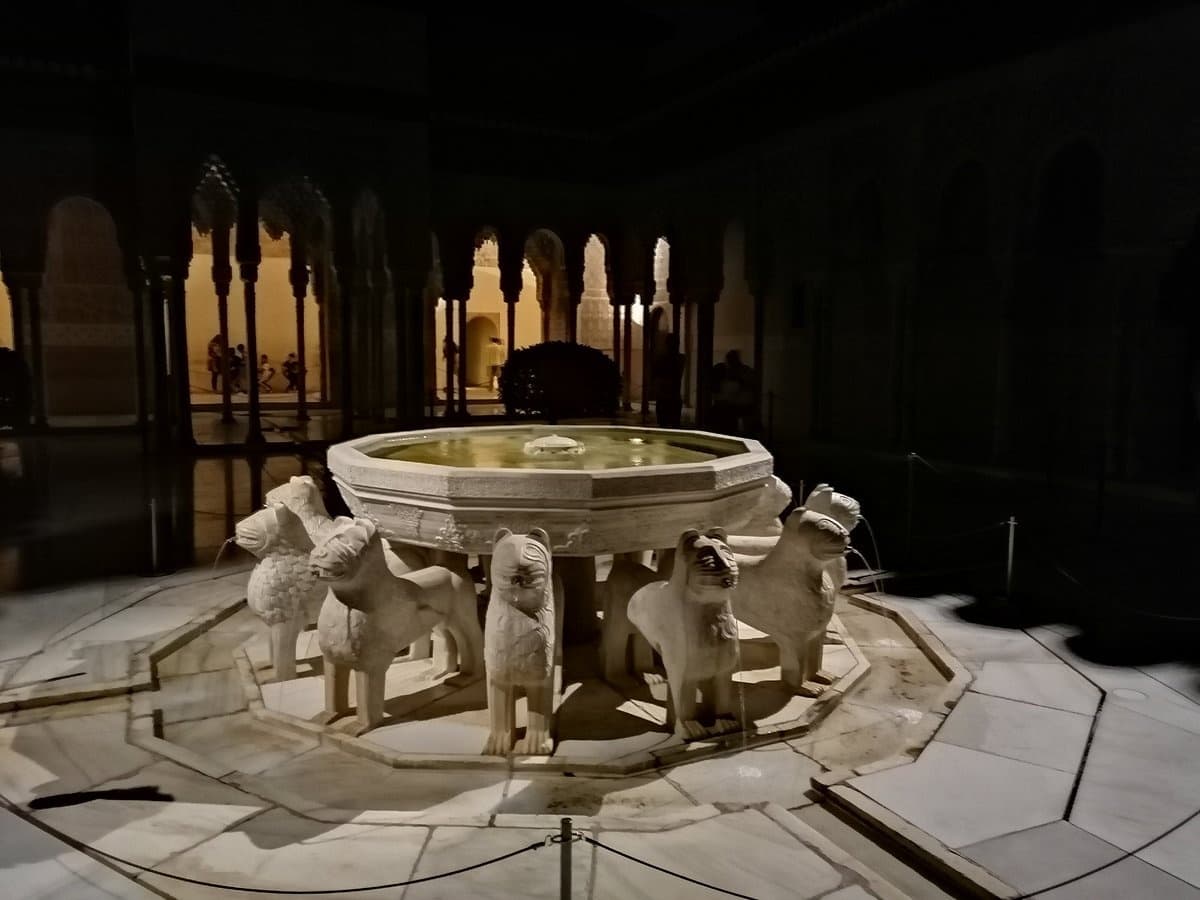 Night Tour of Alhambra & Nazarí Palaces with Granada Turismo
