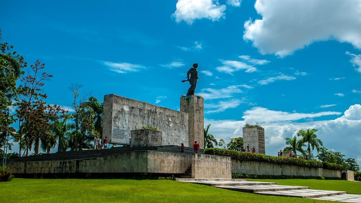 Classic Car Journey from Havana to Santa Clara: Scenic Vintage Roadtrip Experience