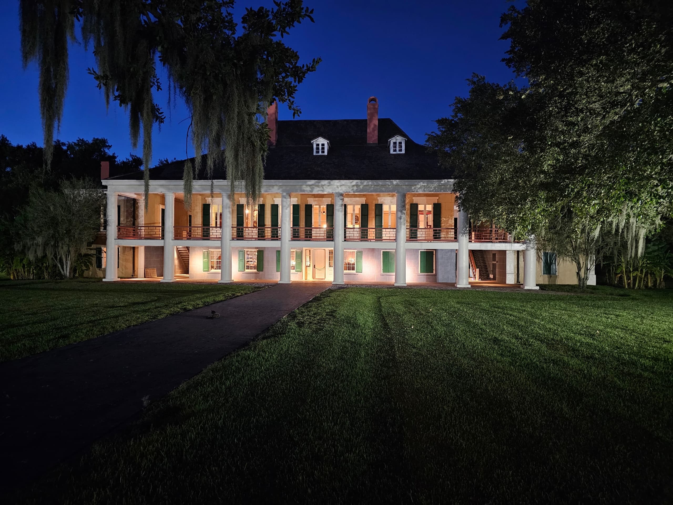 Historic plantation mansion exterior at dusk for haunted tours