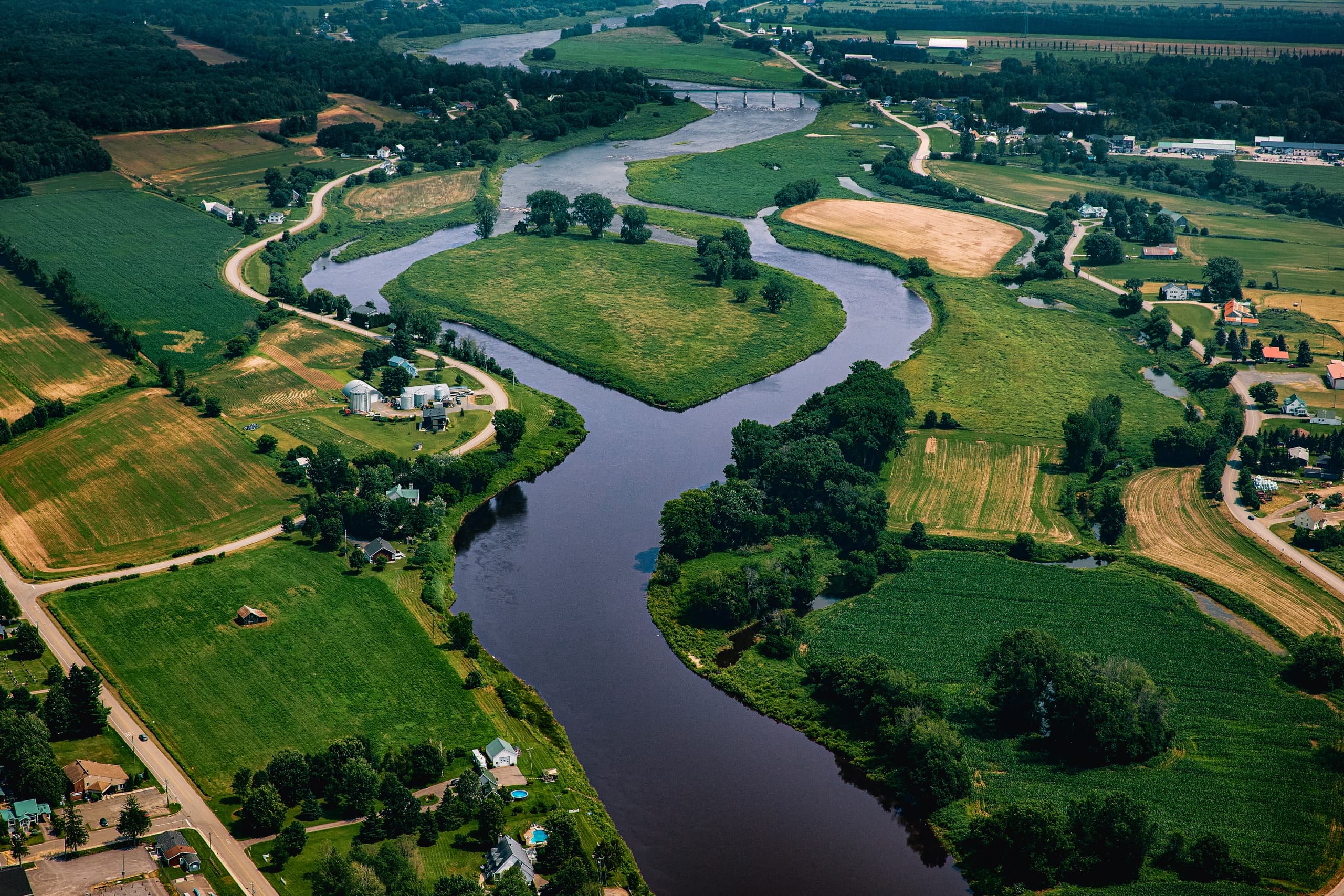 Helicopter Intro Flight Over Bécancour: 15-Min Aerial Views of the Bécancour River & Laviolette Bridge