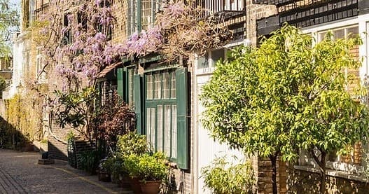 Outdoor Walking Tour with Passeggiate Londinesi in West London