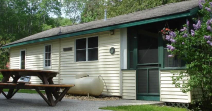 Unwind at The Full Moon Cabin: Lakeside Retreat on Clam Lake Near Torch Lake, Michigan
