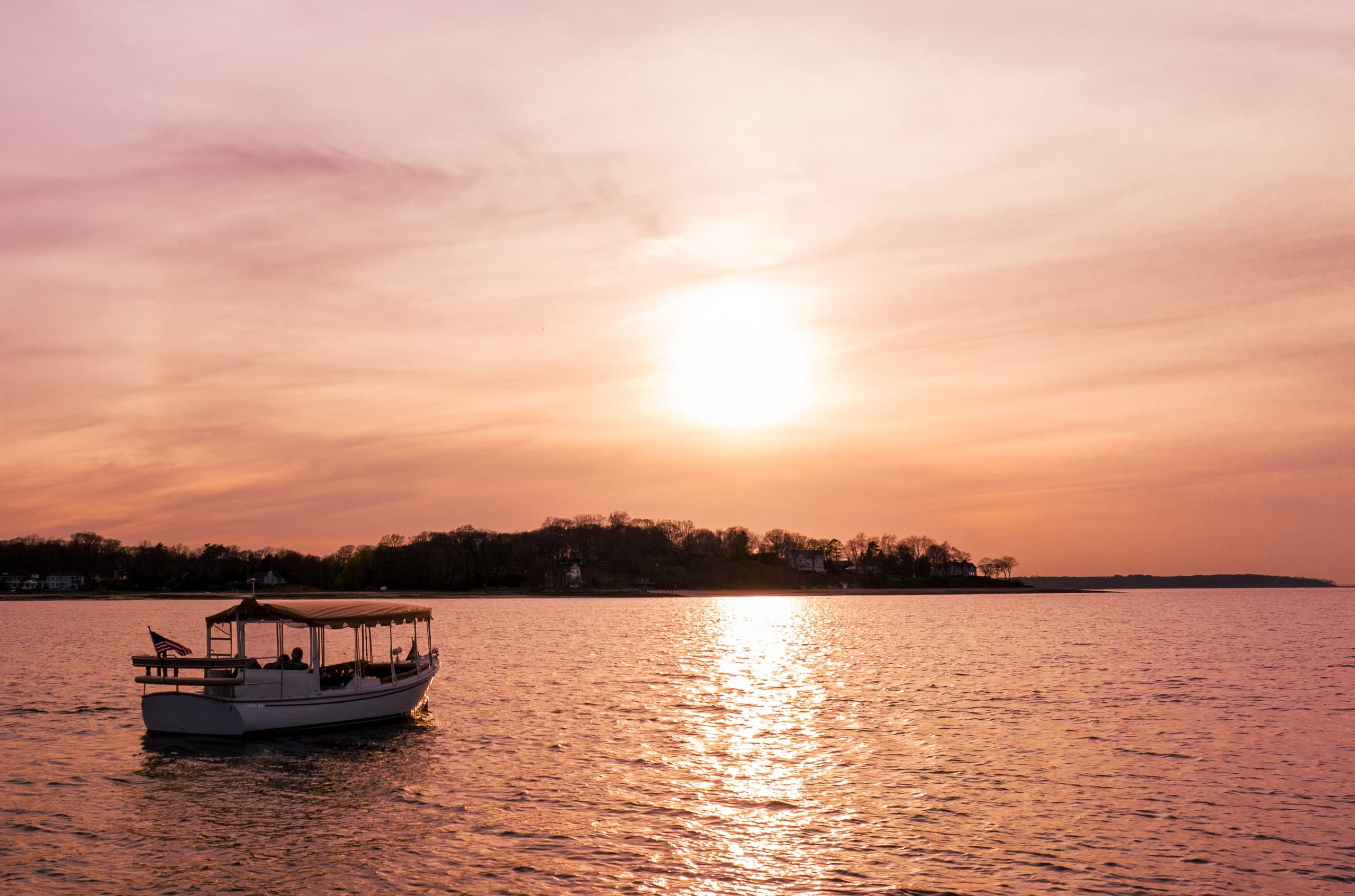 Sunset Sereno Cruise: Luxury Sailing with Onda Bella in Northport