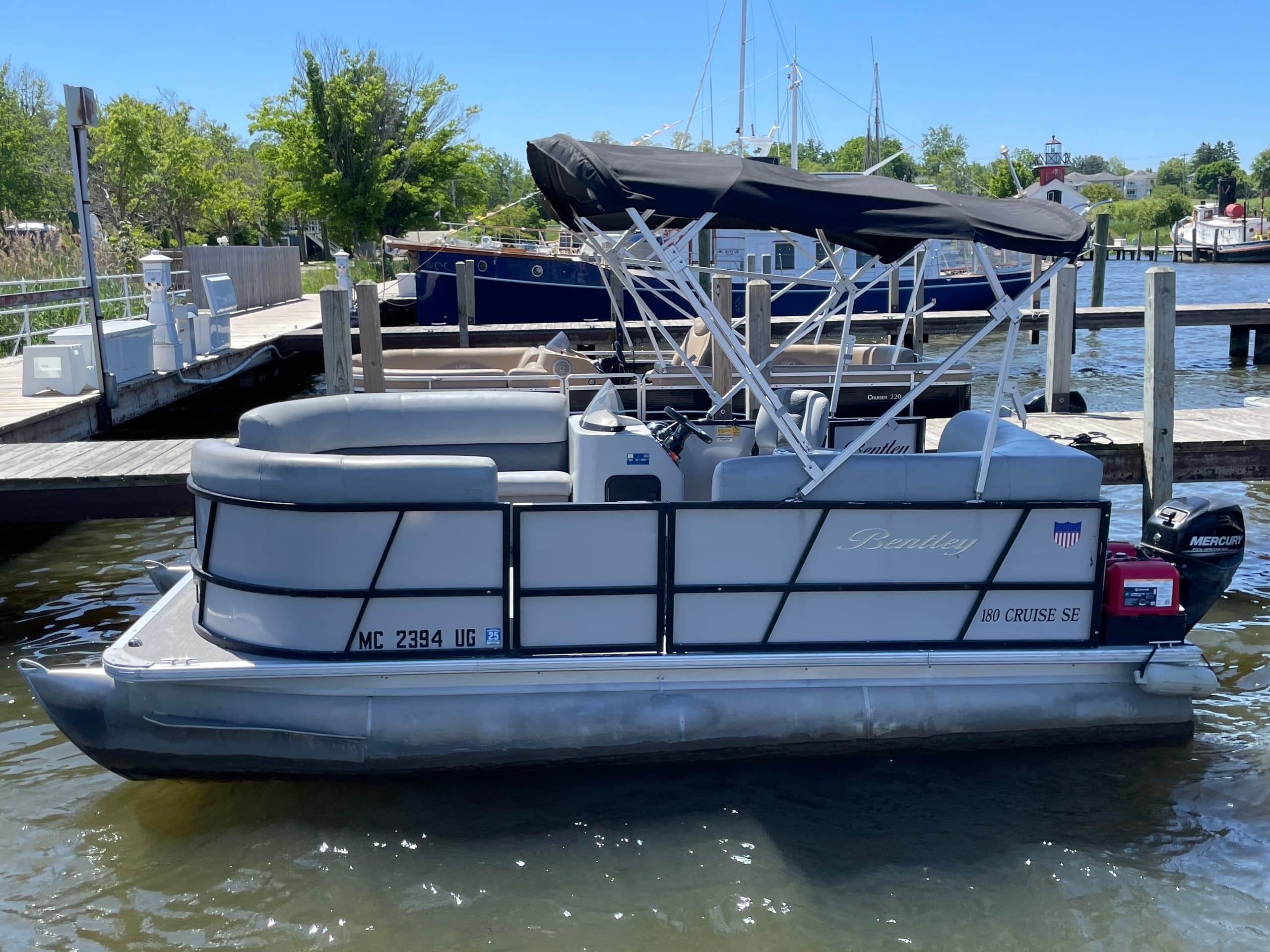 18' Bentley Cruise Pontoon Rental in Saugatuck, MI