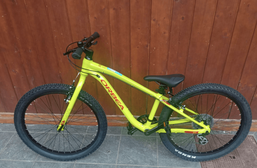 Family Biking Adventures with Leitzaran Bisitarien Etxea in Andoain