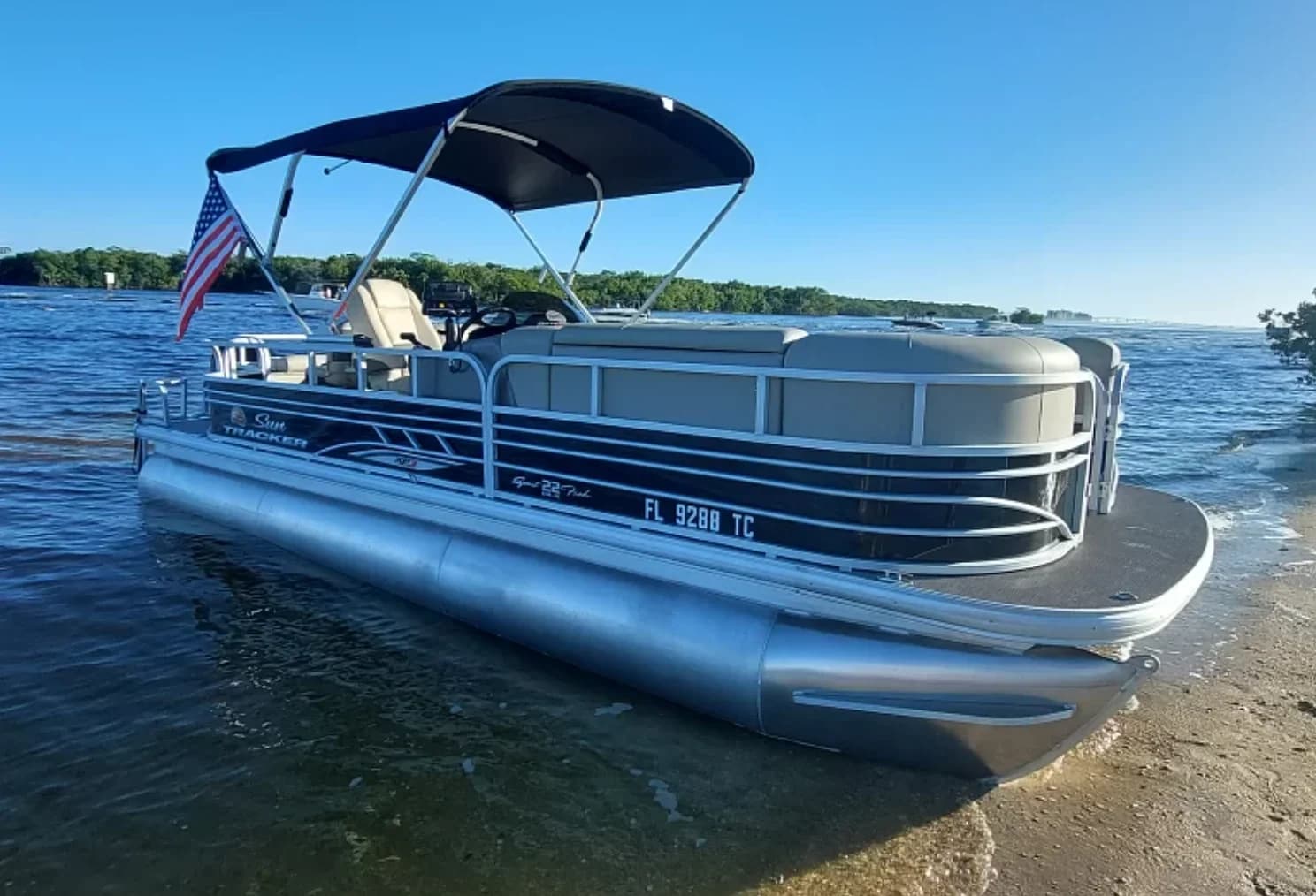 Explore Cape Coral’s Waters Aboard the Pontoon Sun Tracker Sportfish SF22XP3