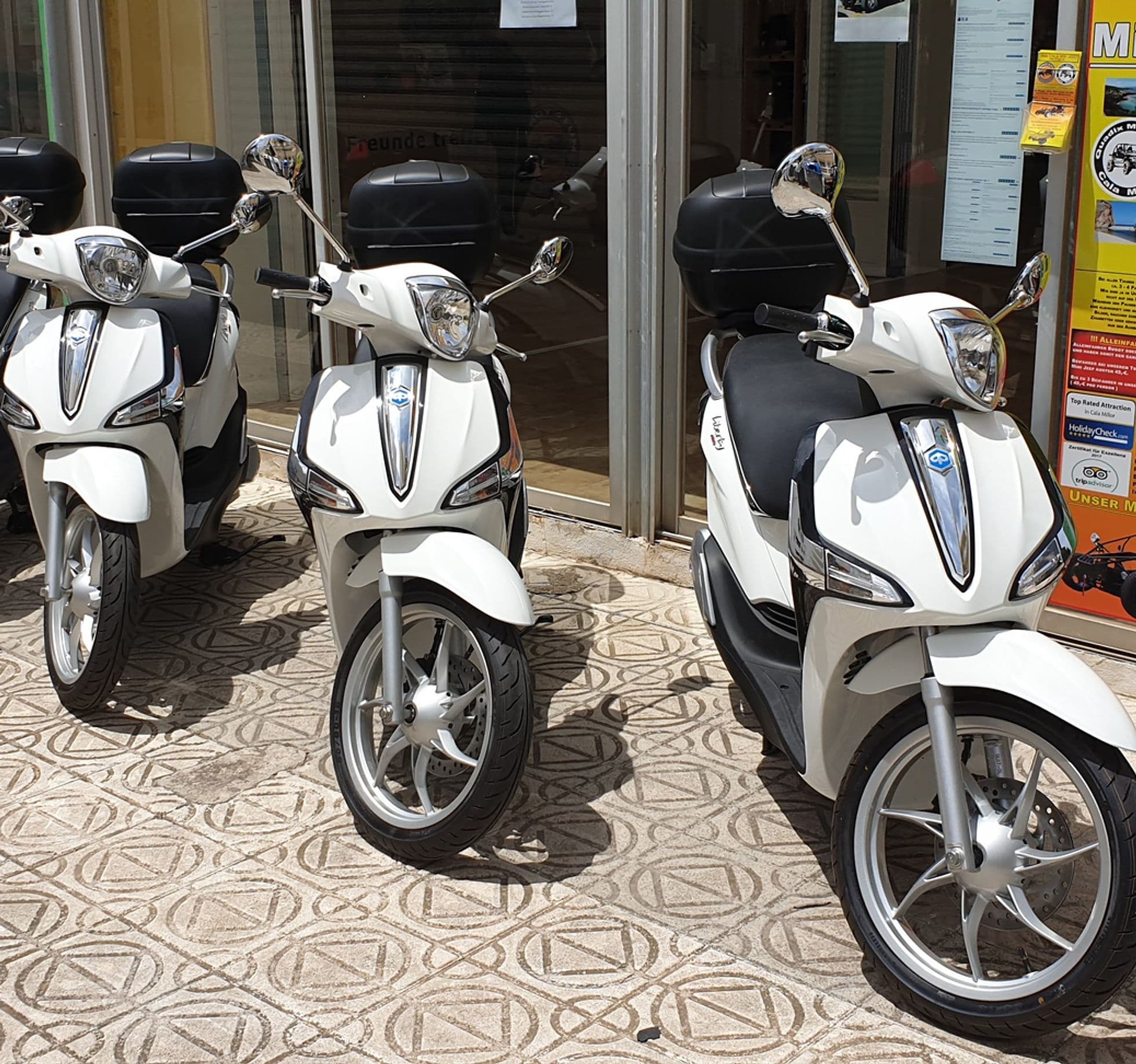 Roller Mieten (Automatik, 125ccm mit ABS) | City Tour in Cala Millor | Transportation, Self-Guided Tour, Scooter