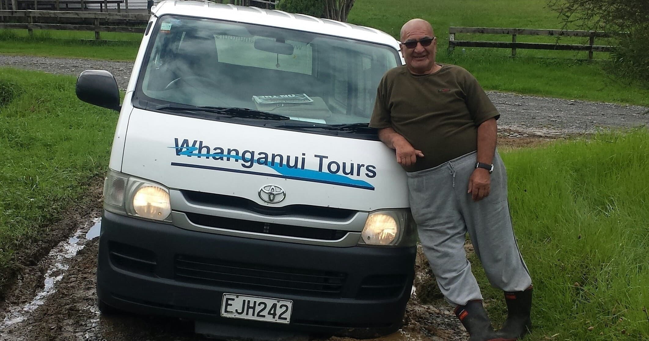 Outdoor Transit: Whanganui Shuttle Service to Pipiriki by Whanganui Tours