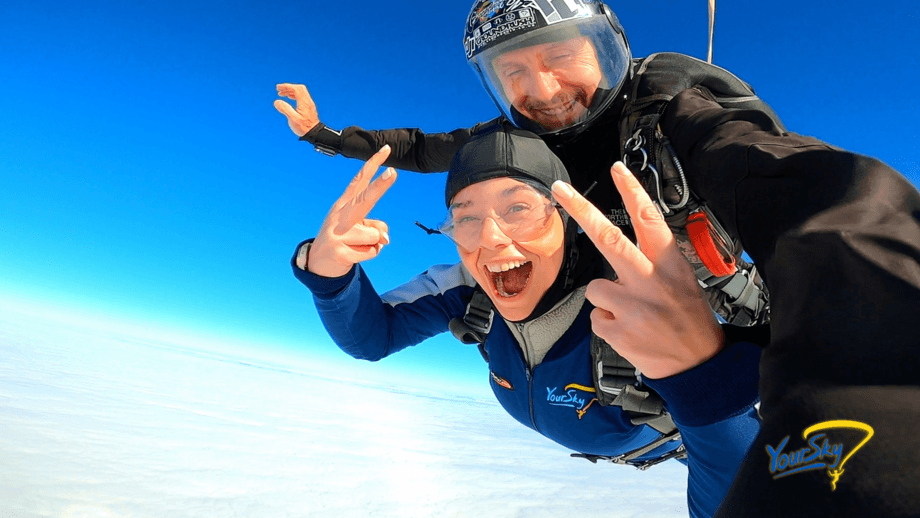 Tandem Skydive from 4,000m in Ganderkesee — Economy Class with YourSky Aviationt
