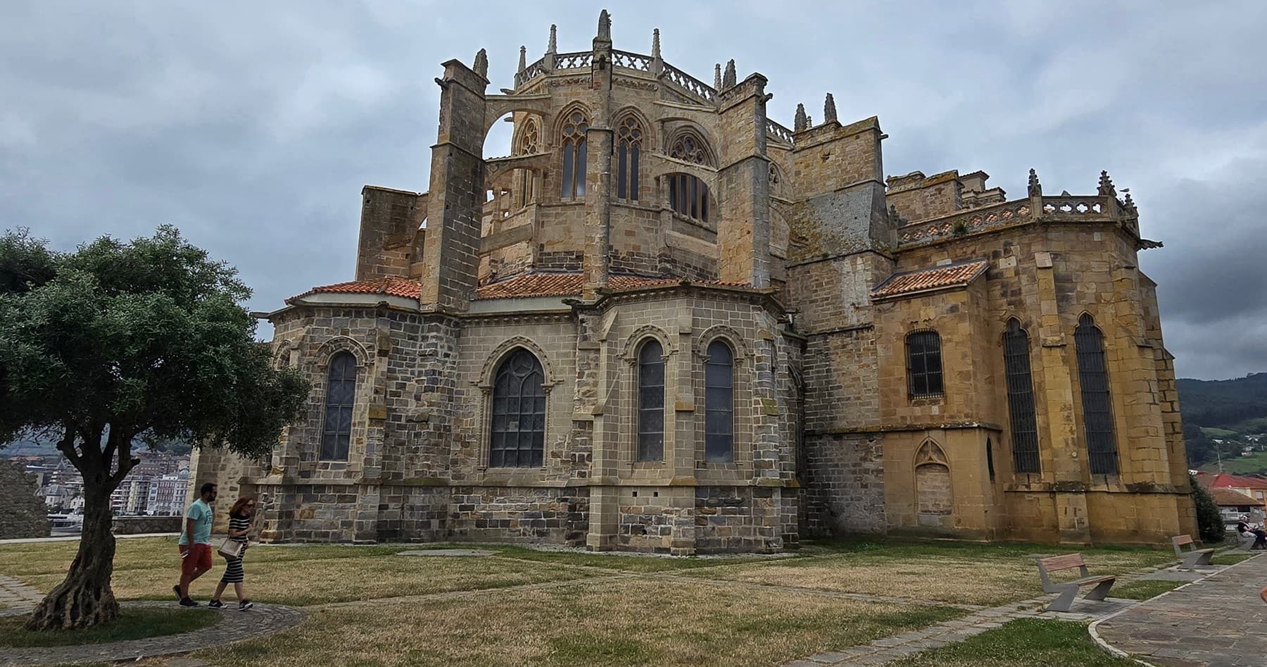 Private Historic Walk in Castro Urdiales: Gothic Church, Castillo-Faro and Ataulfo Argenta Gardens