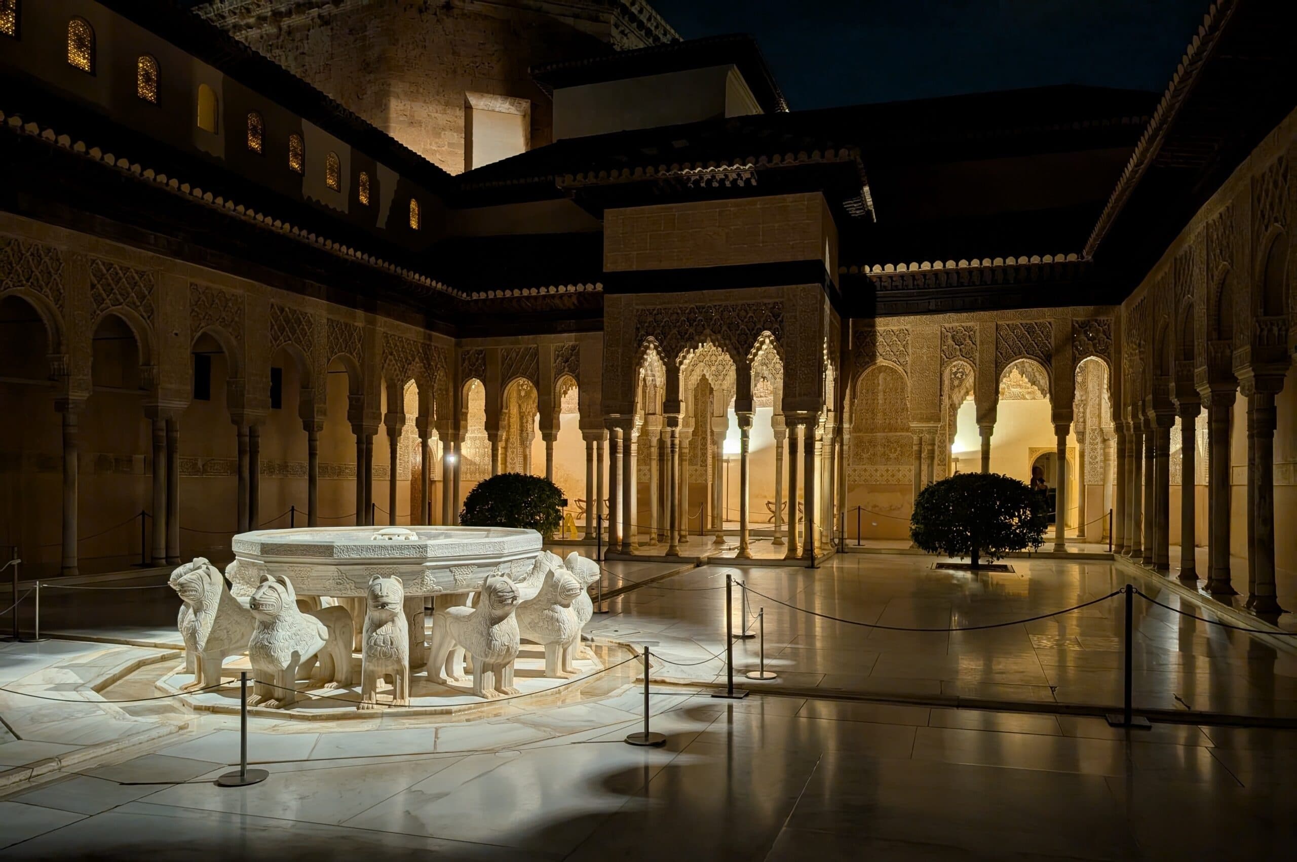 Moonlit Palacios Nazaríes: Private Night Tour of the Alhambra (Sin entradas)