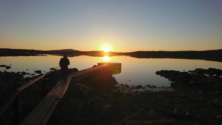 Midnight Sun Dinner in Cabin with Kiruna Guidetur in Lappland