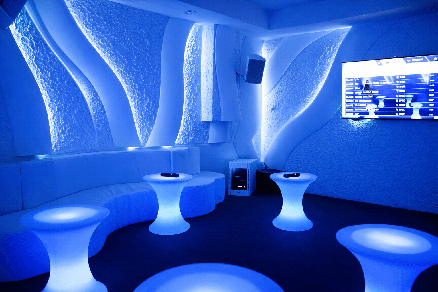 Private Karaoke Iceberg Room: Budapest's Multilingual Karaoke Experience
