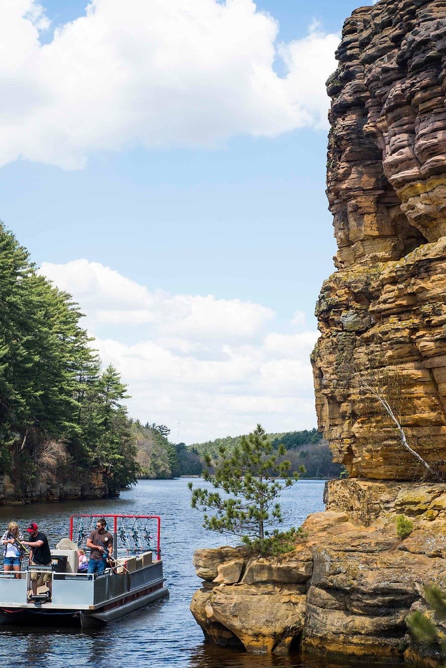 Bowfishing Day Charters in Wisconsin Dells: Guided Bowfishing Among Sandstone Cliffs & River Wildlife