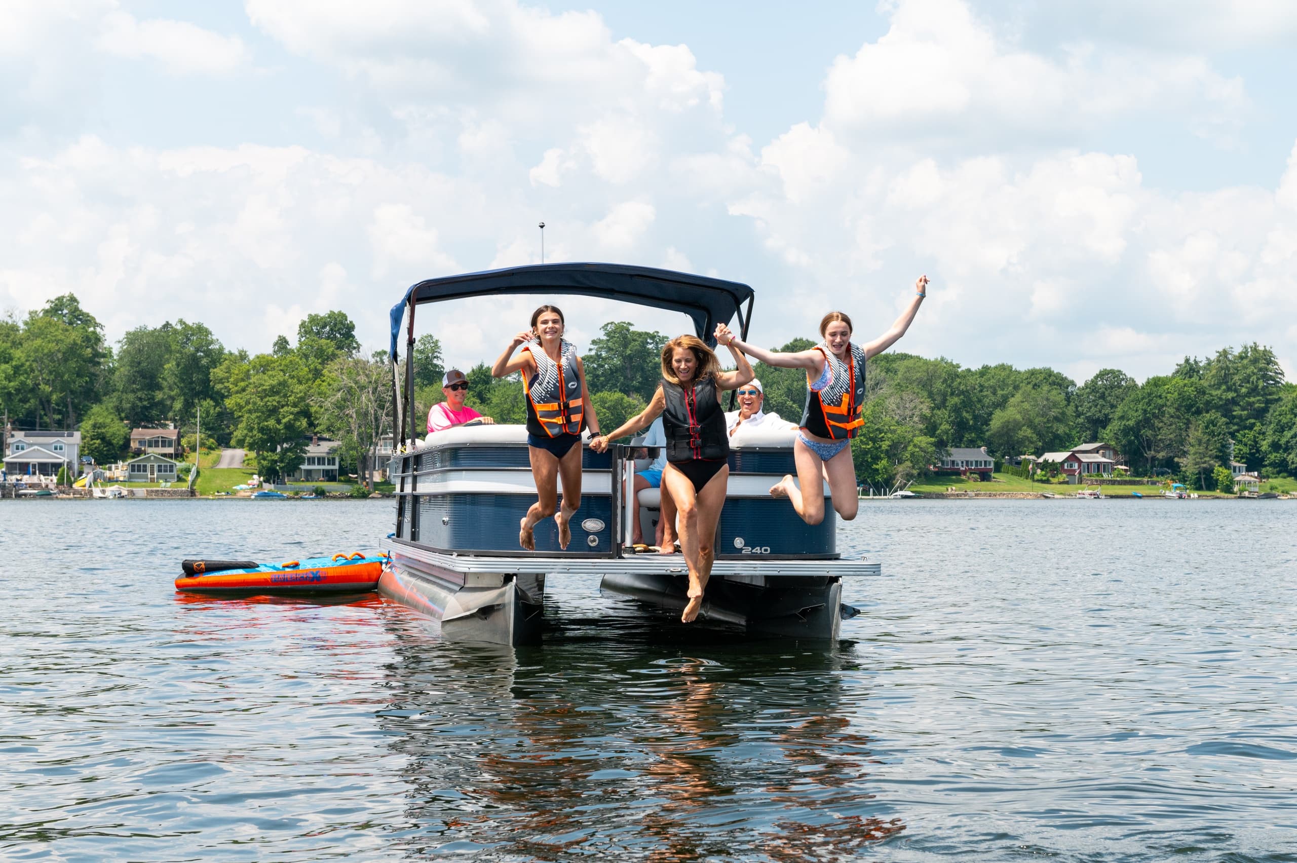 1 Hour Private Pontoon Charter on Lake Lillinonah, CT
