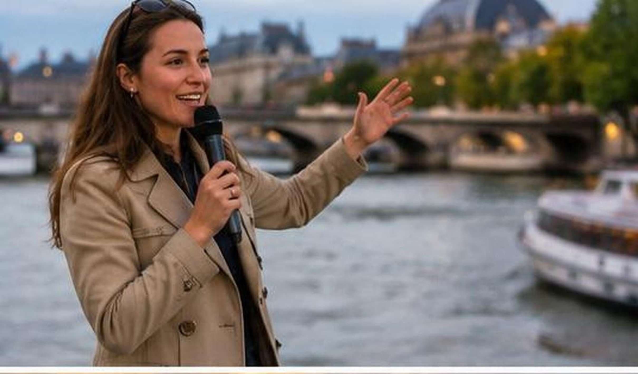 Seine River Cruise with Live Guide: 1.5-Hour Paris Sightseeing Tour