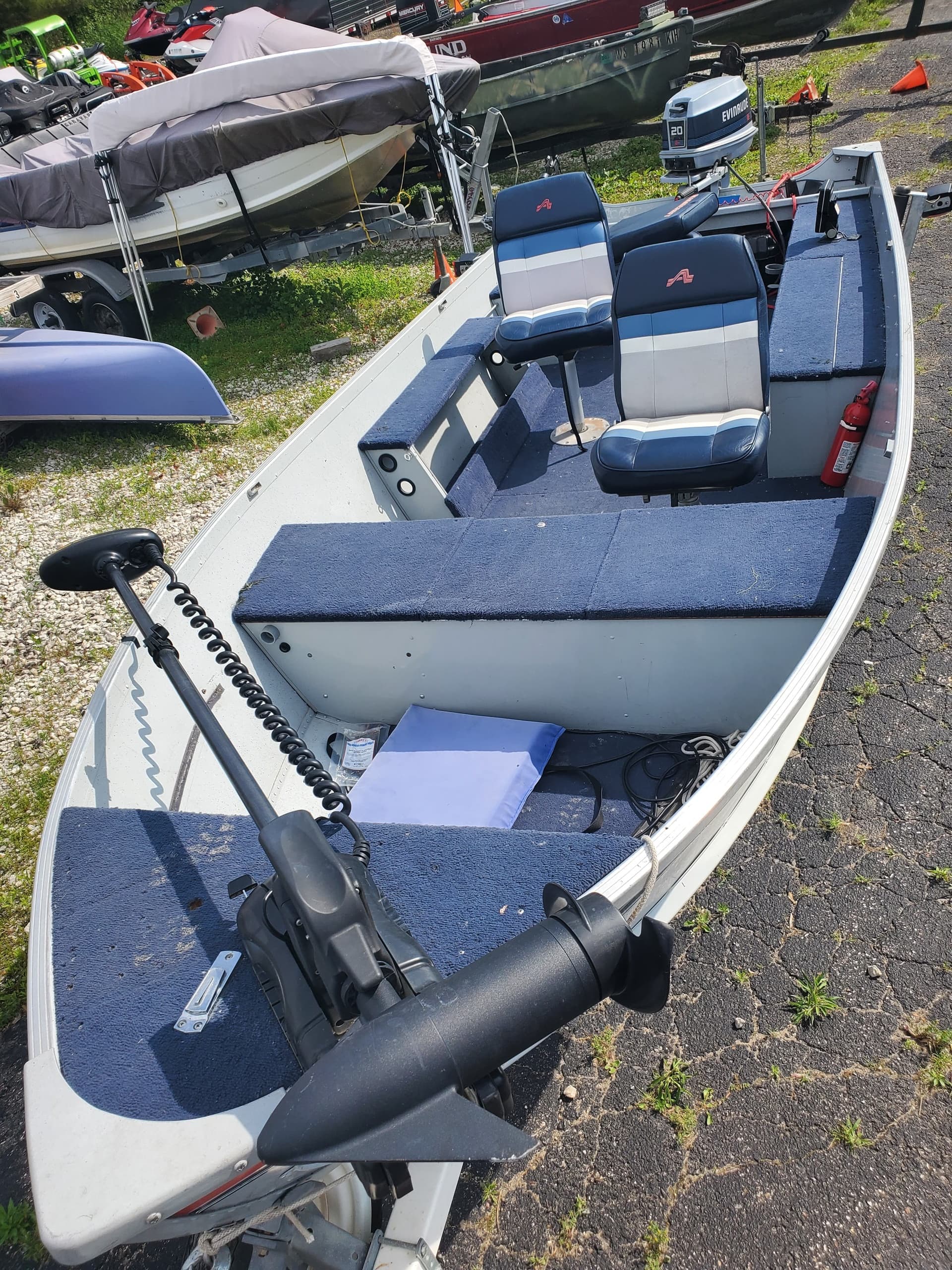 Explore Delavan Waters with the 16' Alumacraft DLX