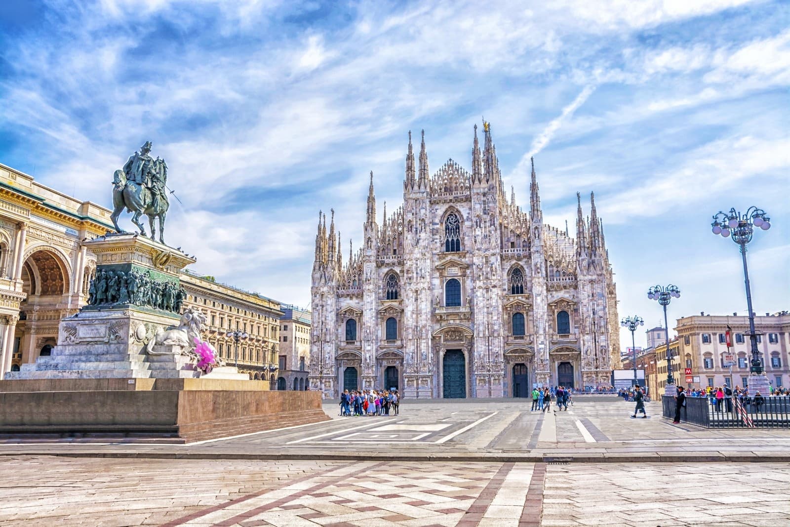 Cultural Landmarks & Architecture Tour - Milan by Viu Hotel