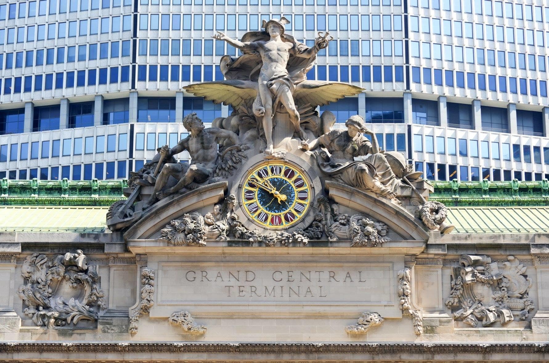 Grand Central Terminal facade and iconic clock on city sightseeing tour