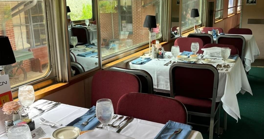 Dining on Rails: Tennessee Valley Railroad’s Lunch Train in Chattanooga