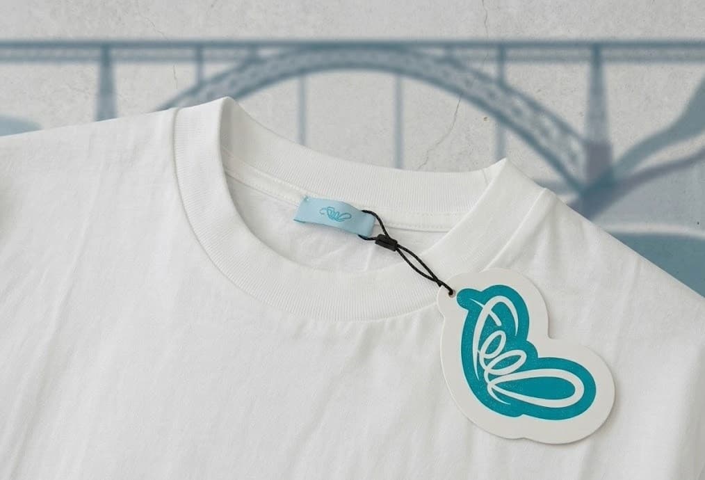 Feel Porto T-Shirt: A Wearable Souvenir from Rua do Bolhão photo 4