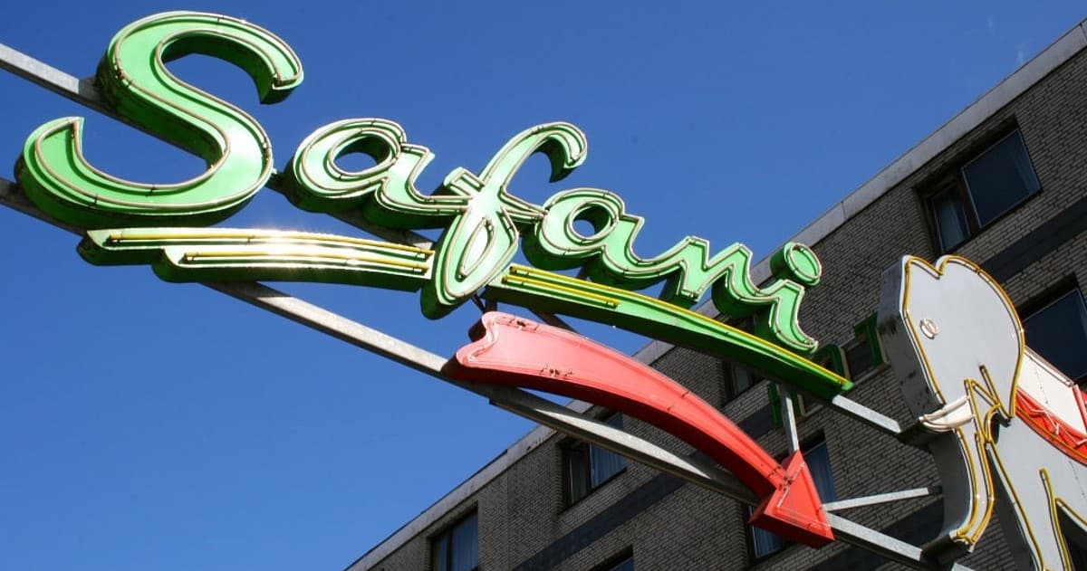 After-Hours on the Reeperbahn: A St. Pauli Nightwalk Through Beats, Bars and Backstreets