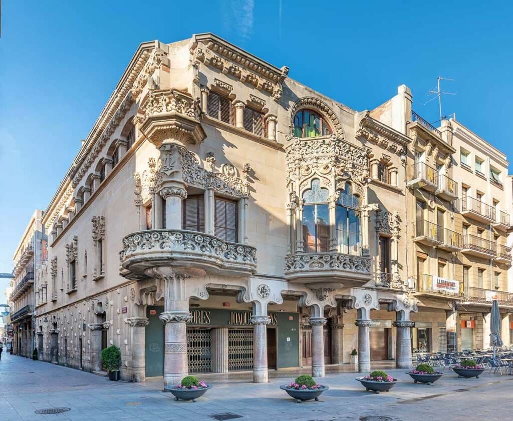 Modernist Architecture Tour of Reus with Movvip