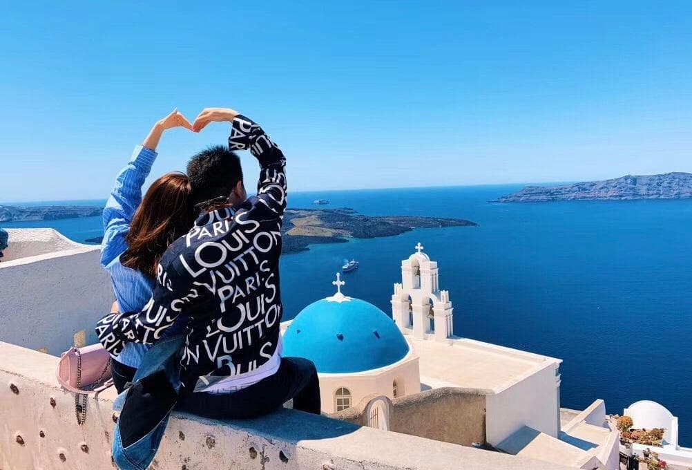 Private Santorini Island Tour: Custom Full-Day Drive to Oia, Akrotiri and Volcanic Beaches photo 2