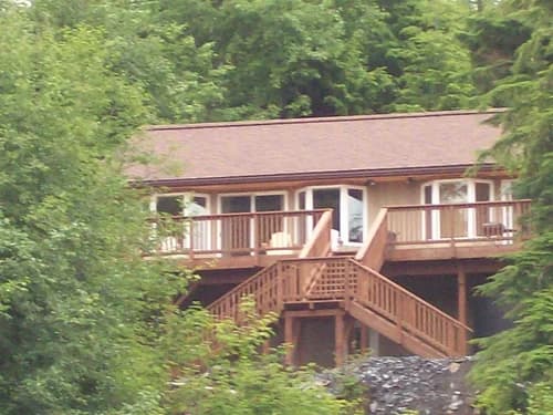 Waterfront Comfort at Captain’s Suites A + B — Knudson Cove Ketchikan