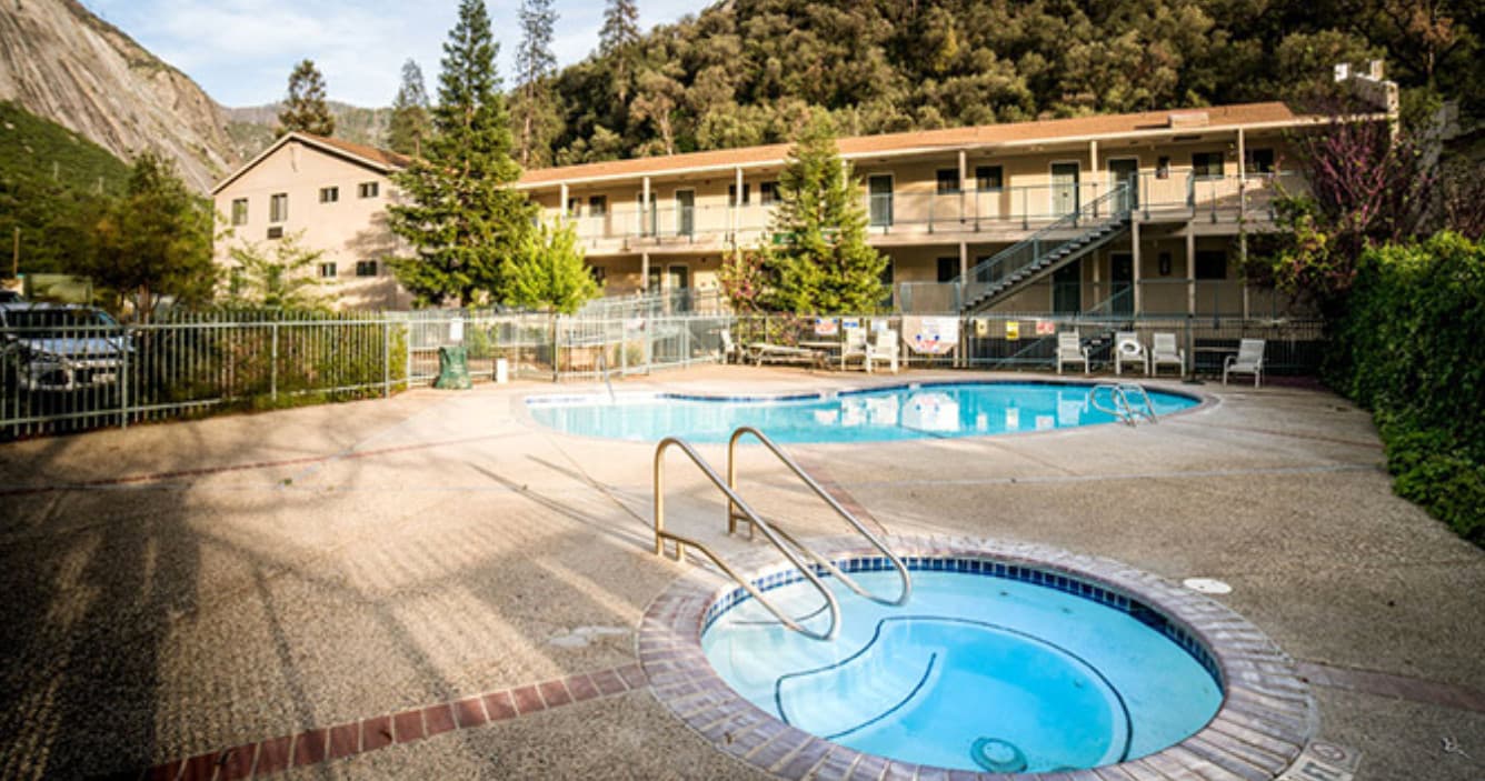 Yosemite 2 Day Tour with Yosemite View Lodge Stay