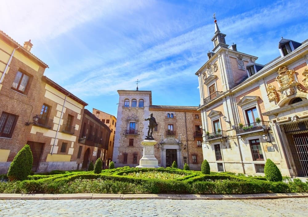Walking Tour & Tapas in Madrid's Austrias District with Descubre Tours