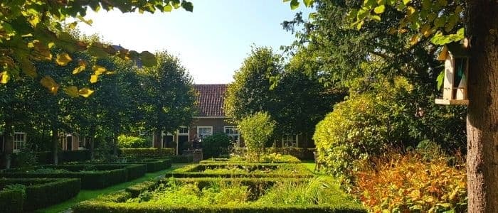 Hidden Courtyards Walk in Delft with Cicerones