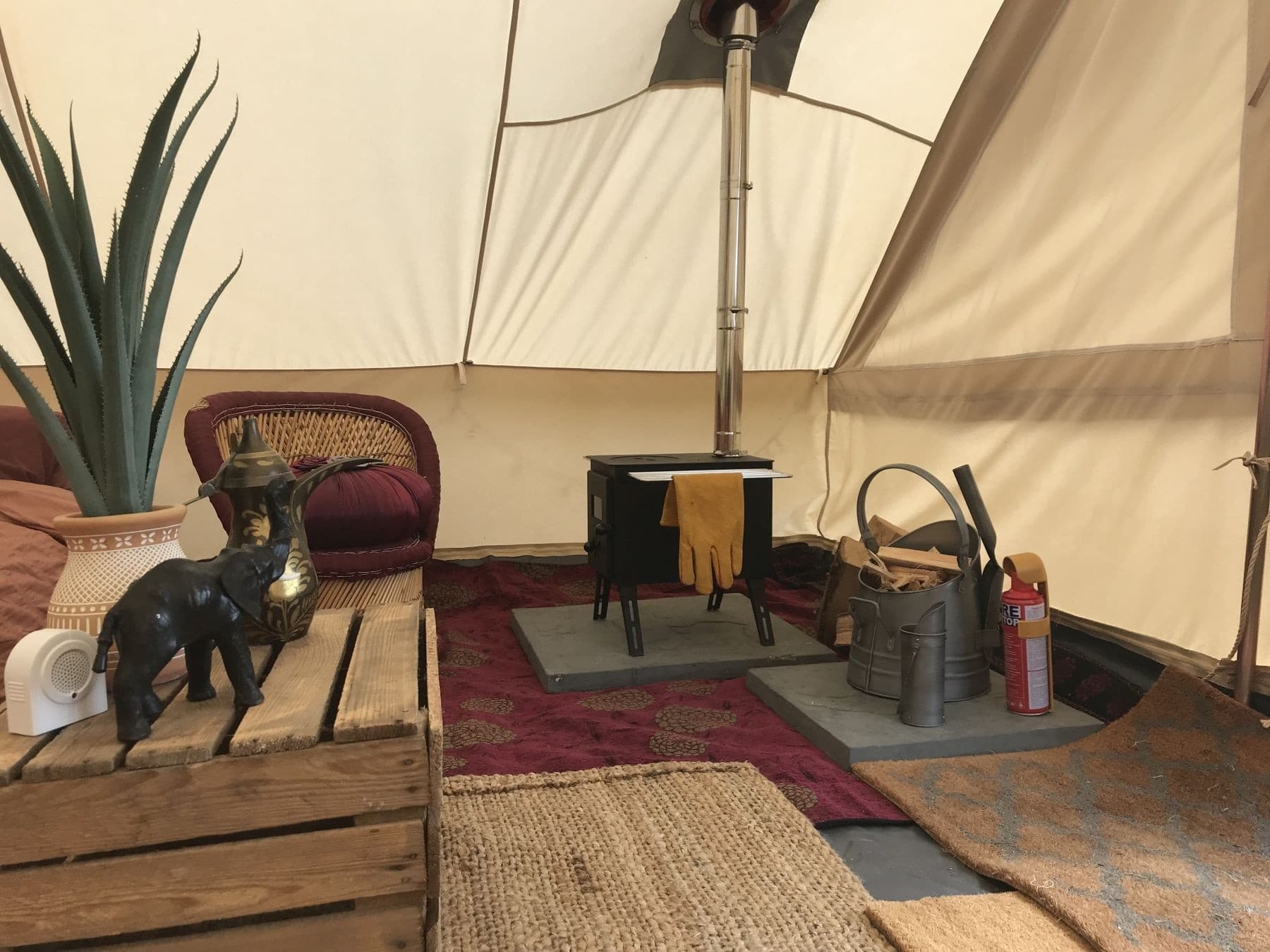Sleep Under the Ridgeway: Ocher Weekday Tent Stay Near Rugby photo 4