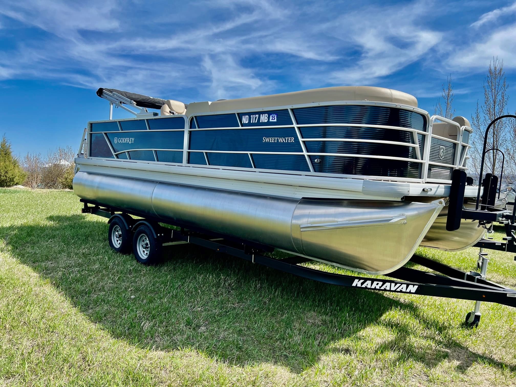 Boating Comfort and Style at Arnies Rentals' Godfrey Sweetwater Lounge