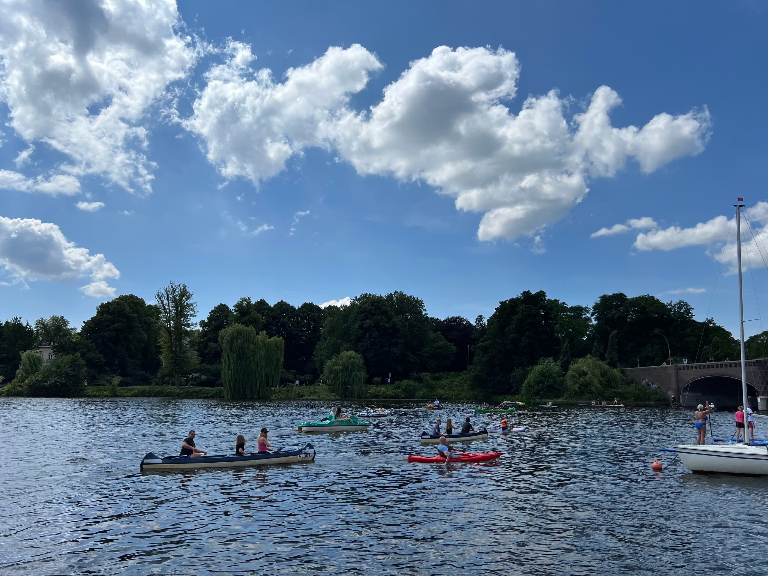 Kanu & BBQ Romantiktour Eppendorf: Paddle Hamburg’s Canals and BBQ at Haynspark photo 2