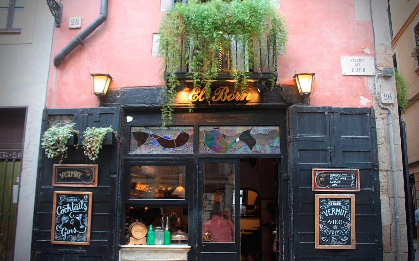 Unforgettable Walking Tour & Bar Experience – HL COMEDY TOURS in Barcelona