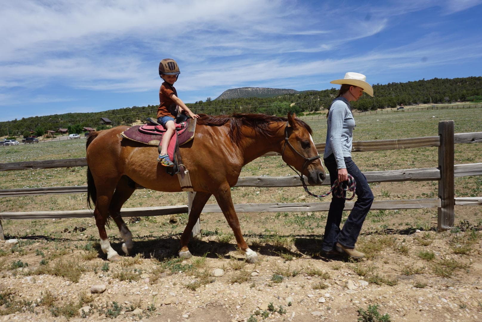 Little Wrangler Rides: Horseback Fun in Mount Carmel, Utah
