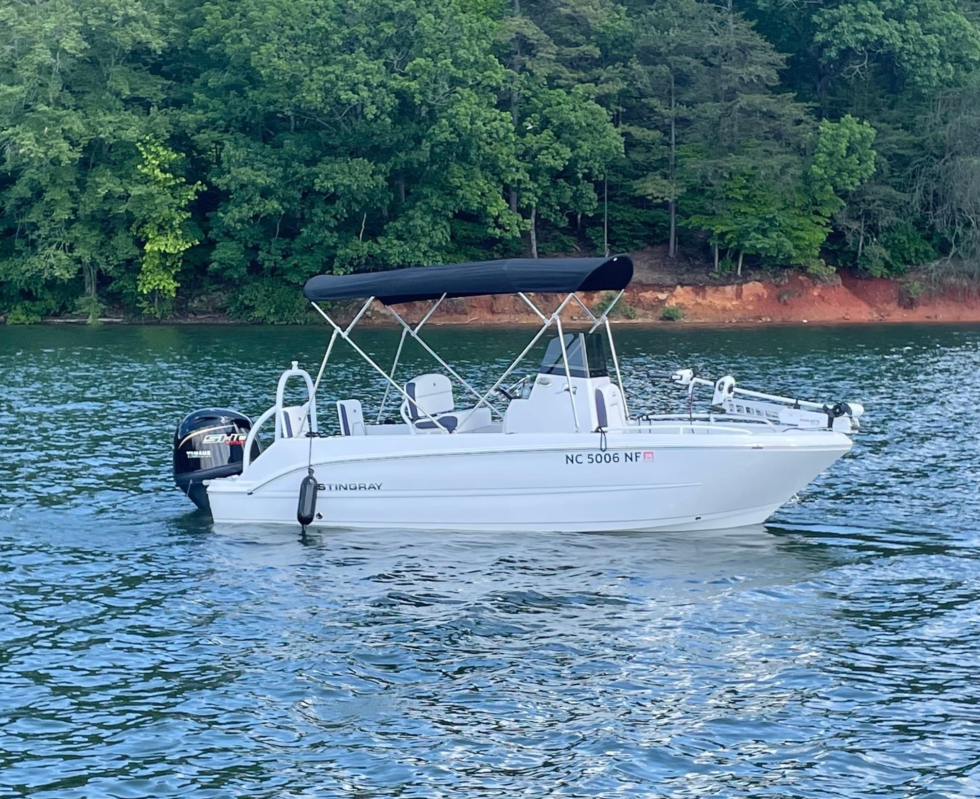 Explore Lake Hickory Aboard the Versatile 17' Stingray Center Console