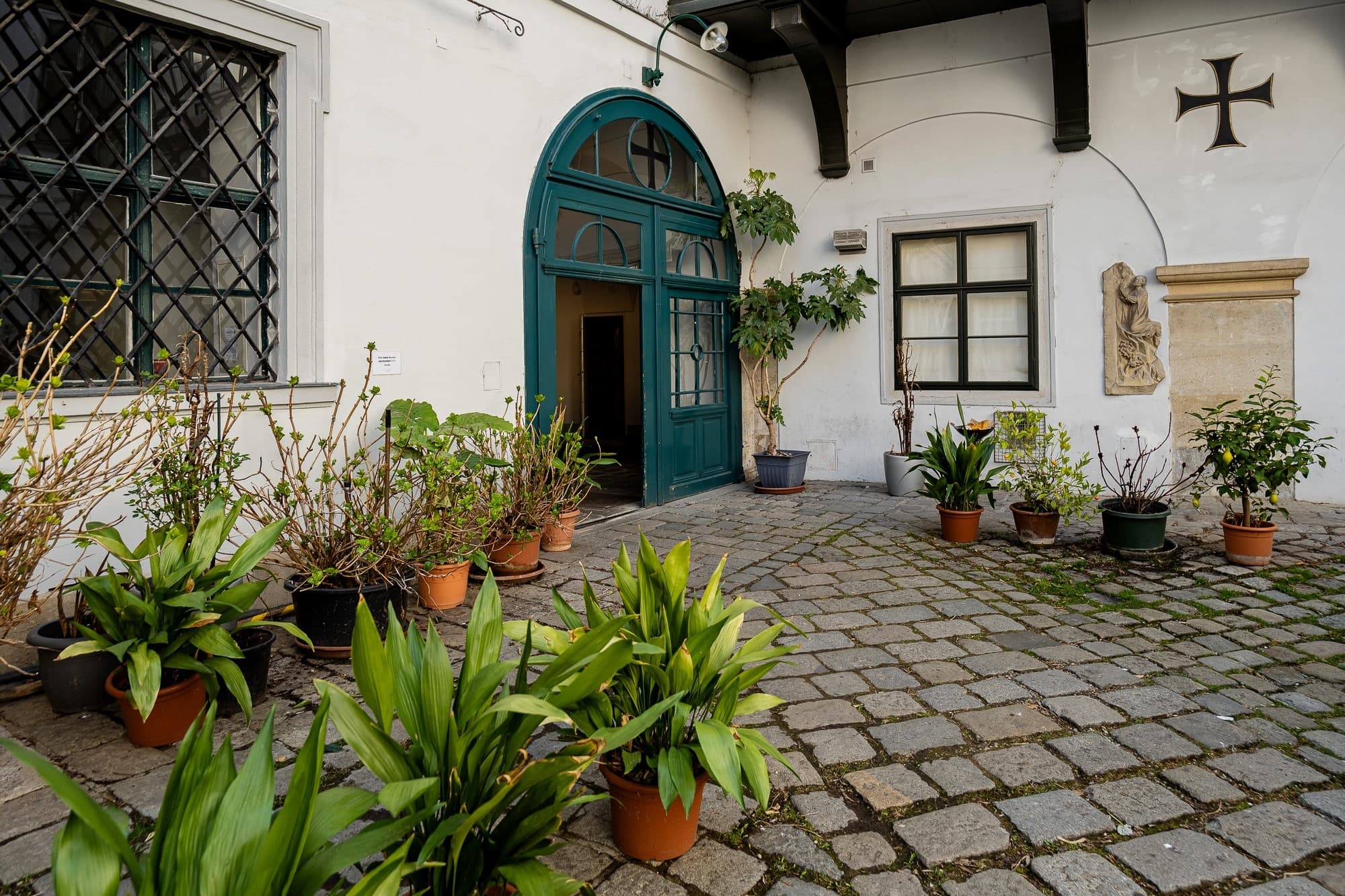Historic City Tour of Vienna's Hidden Courtyards with Innenhöfe Wien