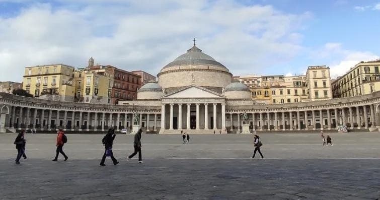 Napoli Monumentale: 2.5-Hour Guided Walk from Piazza Municipio to Castel Dell’Ovo