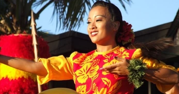 Hawaiian Waterfall & Luau Tour with Kawika's Limousine