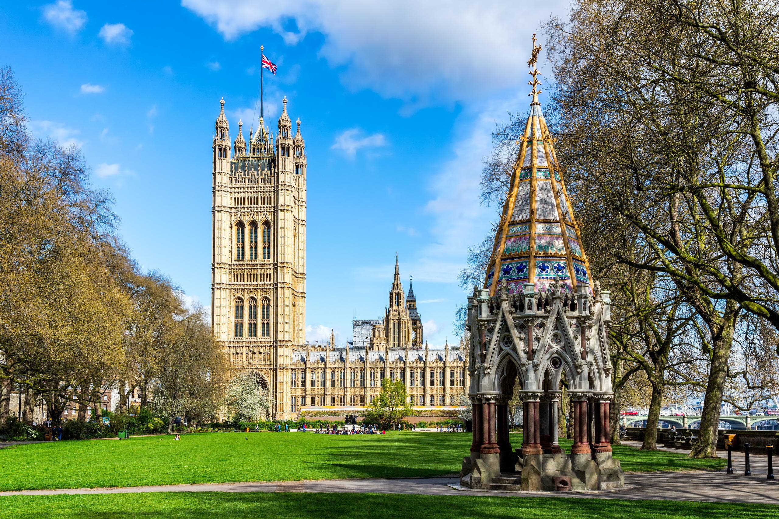 Historic Landmarks & Royal Ceremonies with Amigo Tours UK