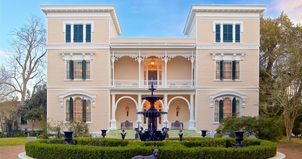 Historic Mansion Day Tour with Little Easy Tours in Natchez